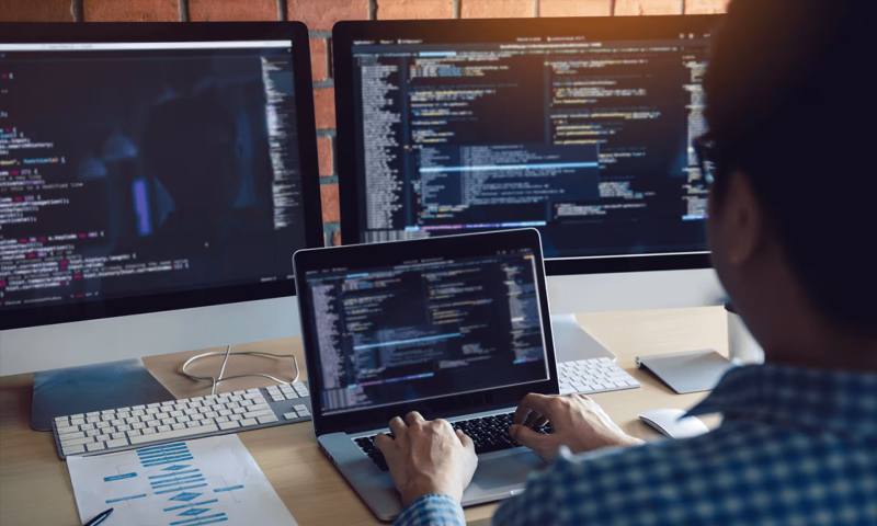 数据科学选型：R与Python如何赋能龙山县网站建设？